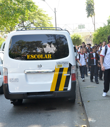 Vehículo escolar y estudiantes.