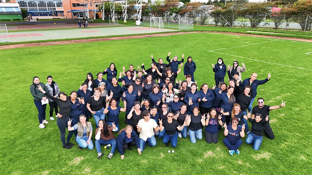 Equipo de Visión Express compartiendo una actividad al aire libre