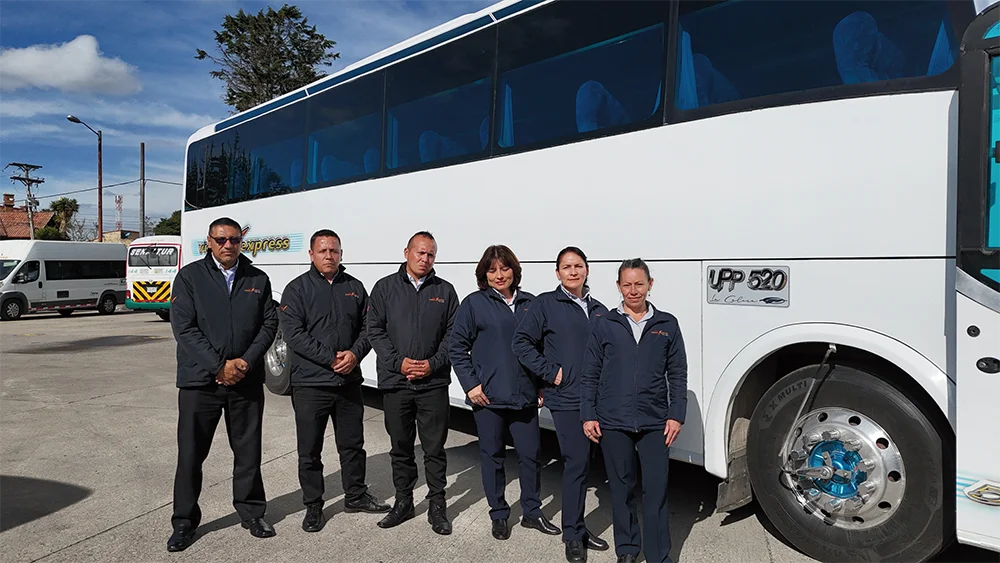 Equipo de Visión Express junto a uno de sus buses